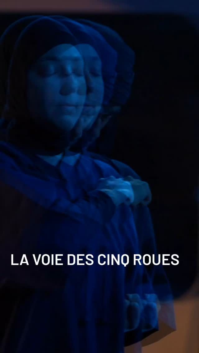 LA VOIE DES CINQ ROUES, aujourd'hui et demain à Résodanse Station, dans le cadre du Weekend REVERSO proposé par l'association Plakart, en coréalisation avec ADN - Danse Neuchâtel.
Il reste quelques dernières places !
Billetterie : www.danse-neuchatel.ch
Chorégraphie : Raphaël Berkane 
Interprétation : Jade Bärtschi, Raphaël Berkane, Oriane Da Silva, Amélie Sambin, Melissa Simon-Vermot 
Création lumières : Louis Schneider 
Accompagnement dramaturgique : Françoise Boillat
Spectacle programmé aux côtés de la pièce de danse-théâtre ORIGIN, de Steve Kuenzi.
@adn_danse_neuchatel 
@raphael.berkane 
@jadebartschi 
@amelie.sambin 
@orianedslv 
@milou_milou17 
📹 Teaser : @phil_msh 
#resodansestation #spectaclededanse 
#spectacleneuchatel #creationdanse
